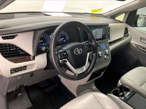 Used 2017 Toyota Sienna XLE Premium w/ Cargo Management Package FWD image 14