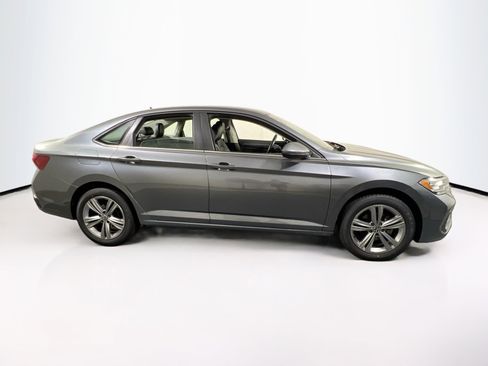 Used 2022 Volkswagen Jetta SE image 4