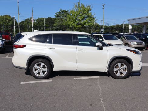 Used 2021 Toyota Highlander LE AWD/4WD image 22