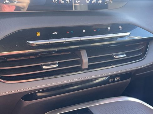 Used 2025 Buick Enclave Sport Touring image 17