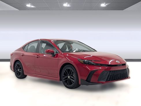 Used 2025 Toyota Camry SE image 6