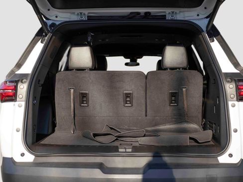 Used 2023 Chevrolet Traverse LT image 13