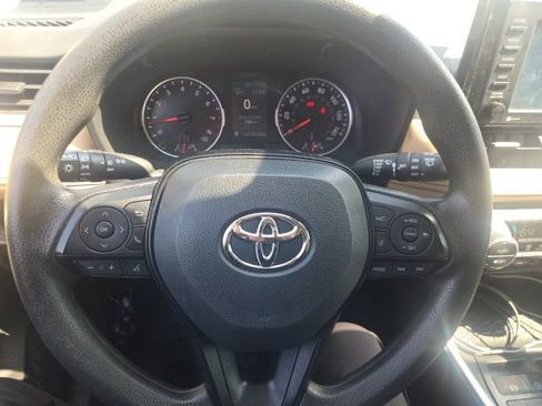 Used 2020 Toyota RAV4 XLE w/ Convenience Package FWD image 11