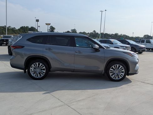 Certified 2026 Toyota Highlander Platinum AWD/4WD image 6