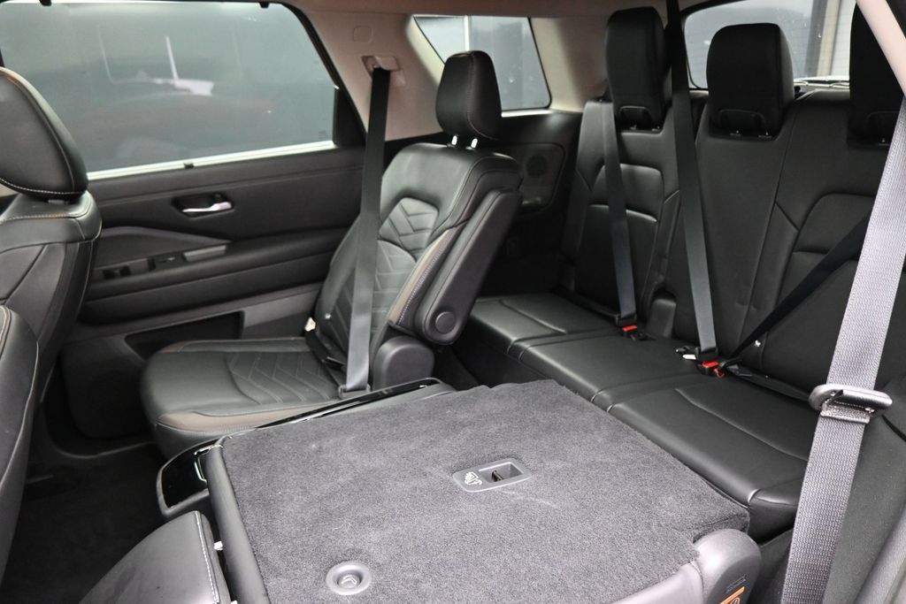 Used 2024 Nissan Pathfinder Platinum AWD/4WD image 31