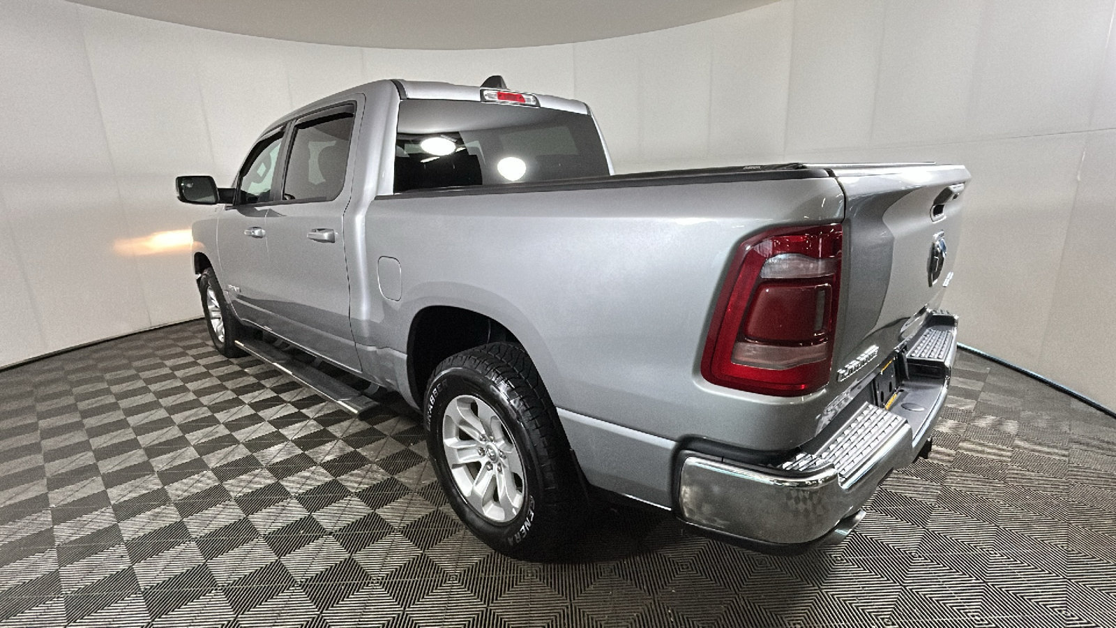 Used 2024 RAM 1500 Laramie AWD/4WD image 5