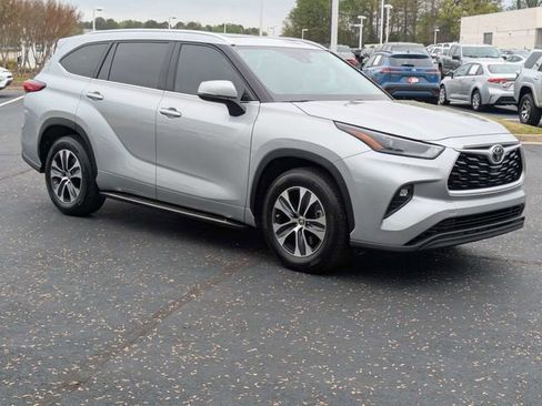Used 2022 Toyota Highlander XLE image 2