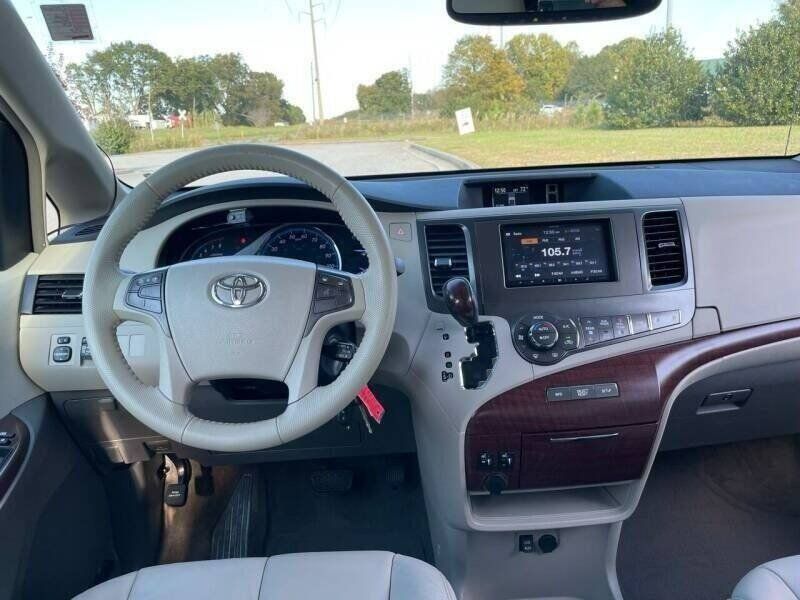 Used 2011 Toyota Sienna XLE FWD image 2