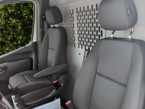 Used 2019 Mercedes-Benz Sprinter 2500 image 18