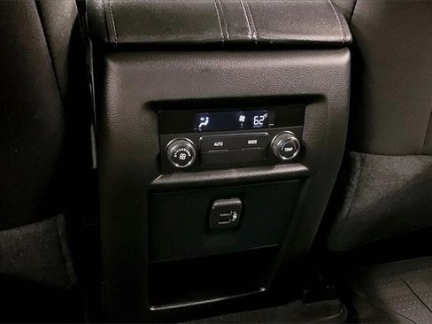 Used 2023 Chevrolet Traverse LT image 29