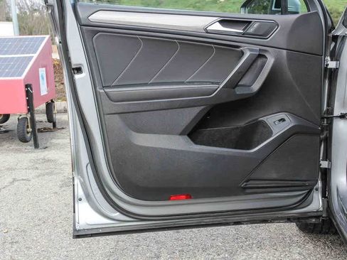 Used 2022 Volkswagen Tiguan SE w/ Panoramic Sunroof Package image 22