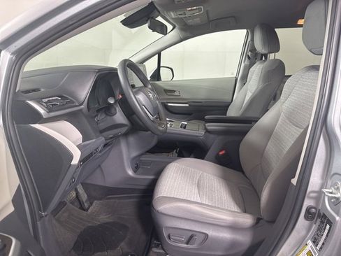 Used 2021 Toyota Sienna LE image 11
