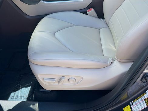 Used 2021 Toyota Highlander XLE FWD image 19