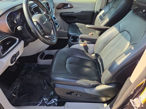 Used 2019 Chrysler Pacifica Touring-L FWD image 10