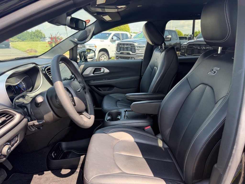 Used 2024 Chrysler Pacifica Limited FWD image 15