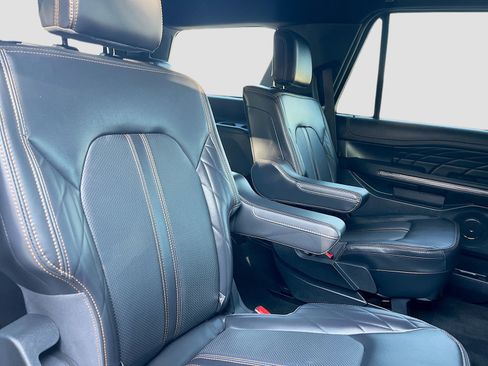 Used 2024 Ford Expedition Platinum image 30
