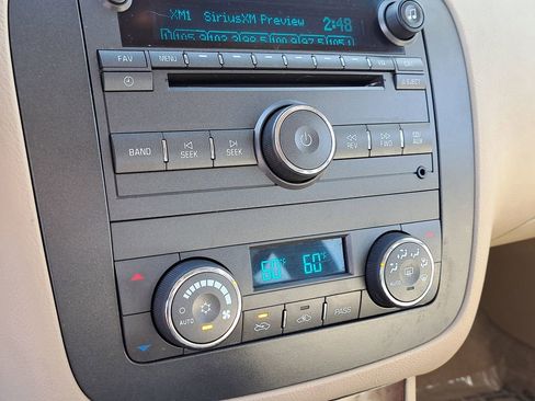 Used 2010 Buick Lucerne CXL image 22