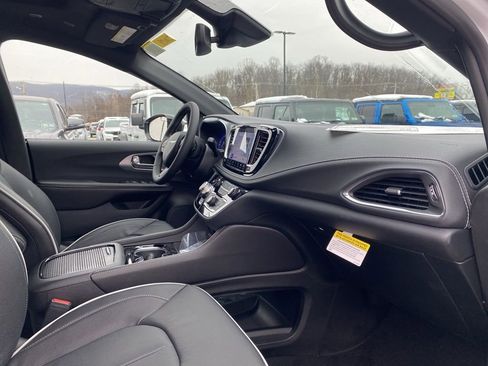 New 2026 Chrysler Pacifica Limited w/ S Appearance Package image 8