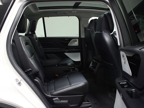 Used 2025 Lincoln Aviator Reserve w/ Luxury Package image 16