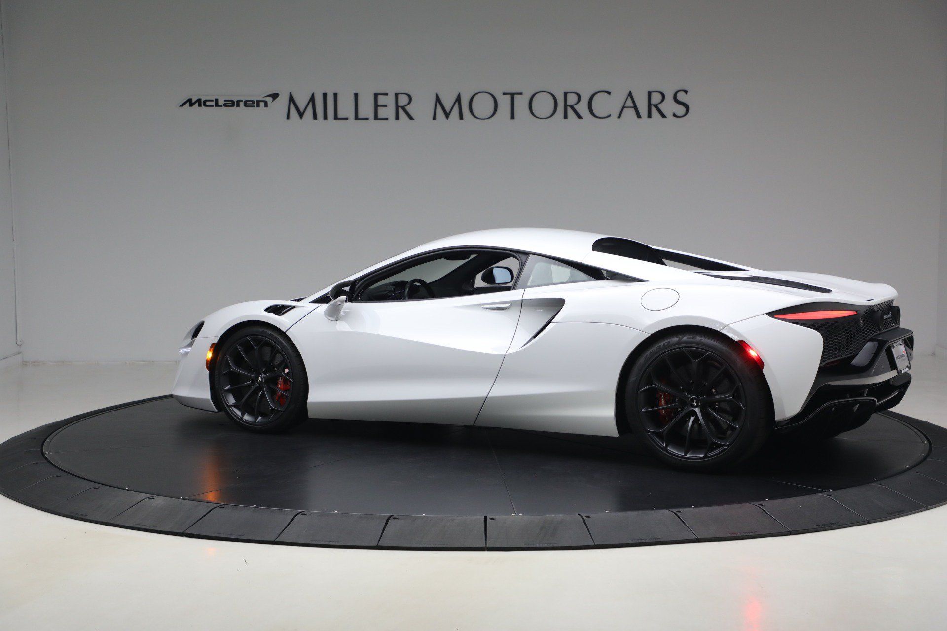 Used 2023 McLaren Artura RWD image 4