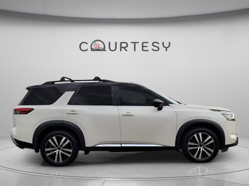 Used 2024 Nissan Pathfinder Platinum w/ Cargo Package image 6