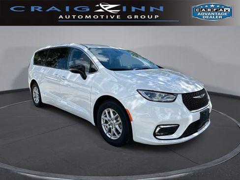 Used 2024 Chrysler Pacifica Touring-L FWD image 1