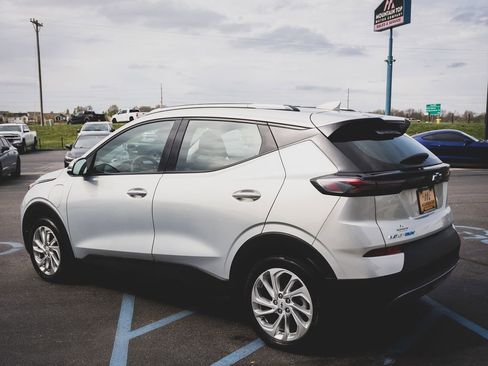 Used 2023 Chevrolet Bolt EUV LT FWD image 19