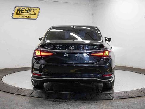 Used 2023 Lexus ES 300h w/ Premium Package FWD image 3