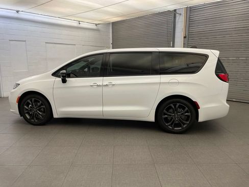 New 2026 Chrysler Pacifica Select FWD image 5