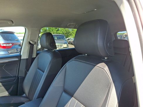 Used 2024 Volkswagen Tiguan SE FWD image 25