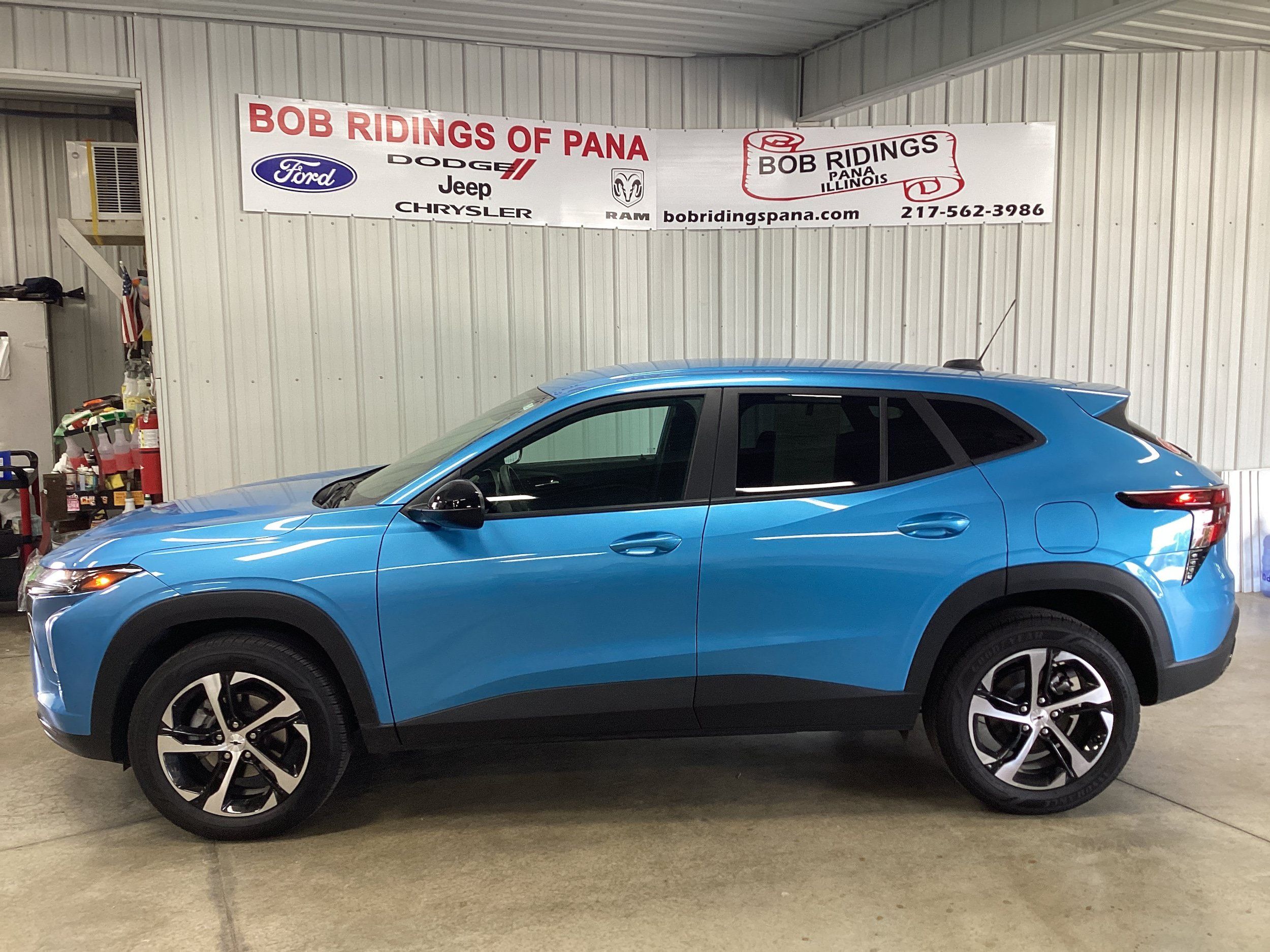 Used 2025 Chevrolet Trax RS FWD image 2