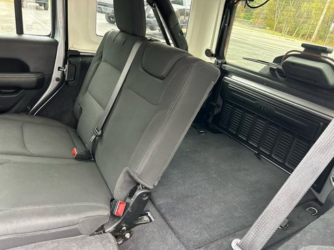 Used 2020 Jeep Wrangler Unlimited Sahara image 15