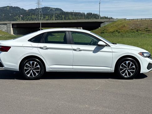 Used 2024 Volkswagen Jetta S image 2