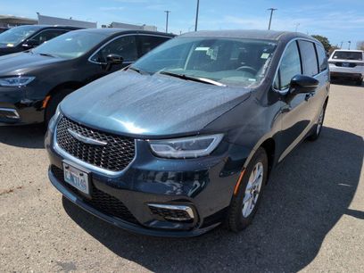 Used 2023 Chrysler Pacifica Touring-L