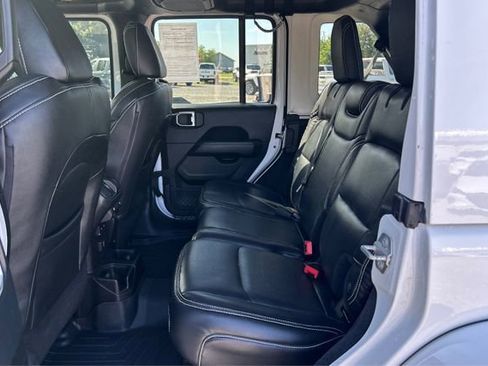 Used 2018 Jeep Wrangler Unlimited Sahara w/ Uconnect 4C Nav & Sound Group AWD/4WD image 10
