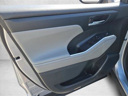 Used 2023 Toyota Highlander XLE AWD/4WD image 13