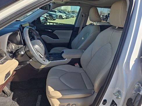 Used 2022 Toyota Highlander XLE image 6