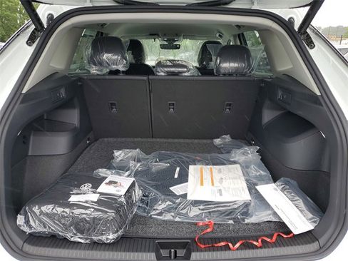 New 2025 Volkswagen Tiguan SE image 9