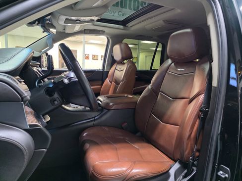 Used 2019 Cadillac Escalade Premium Luxury image 15