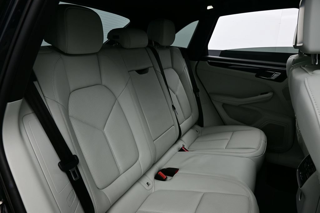 Certified 2023 Porsche Macan AWD/4WD image 17