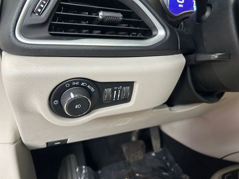 Used 2021 Chrysler Pacifica Touring-L image 21