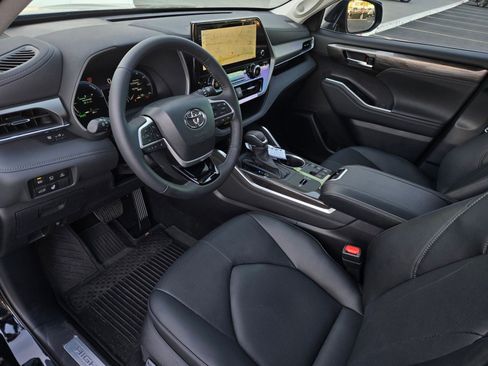 Certified 2026 Toyota Highlander Limited AWD/4WD image 8