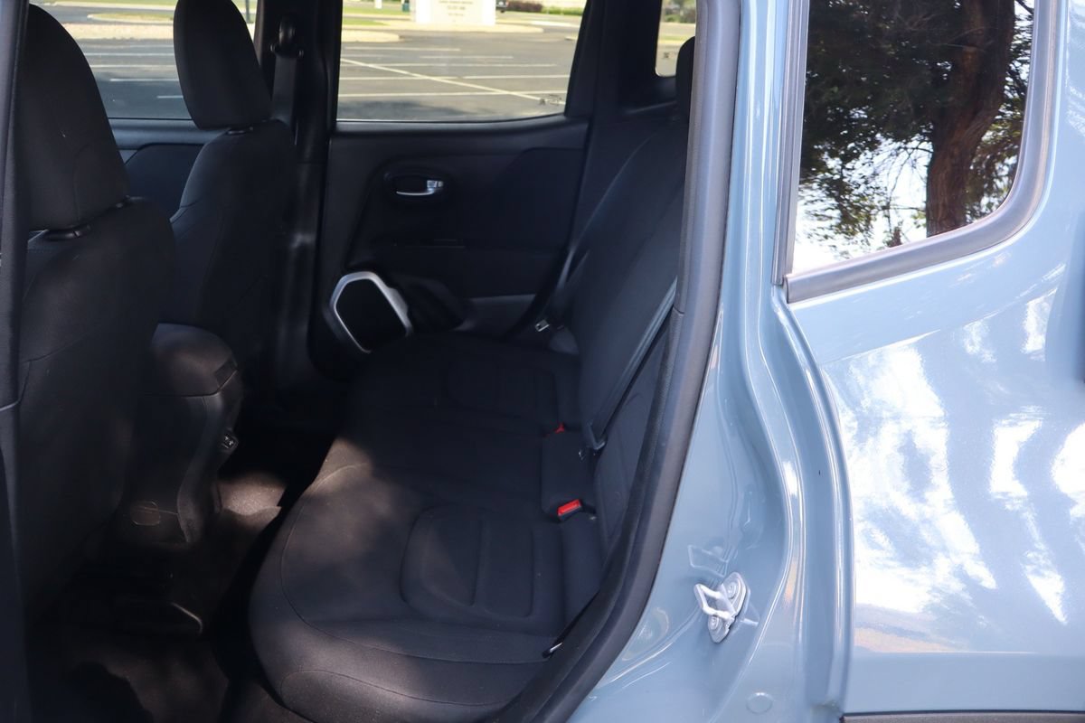 Used 2018 Jeep Renegade Latitude FWD image 20