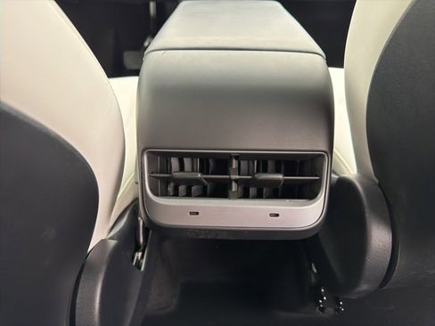 Used 2021 Tesla Model Y Long Range image 17