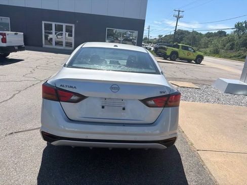 Used 2024 Nissan Altima 2.5 SV FWD image 6