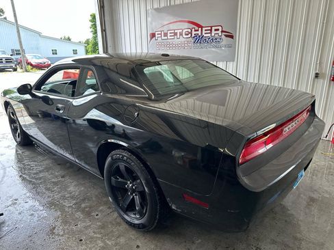 Used 2009 Dodge Challenger SE RWD image 2