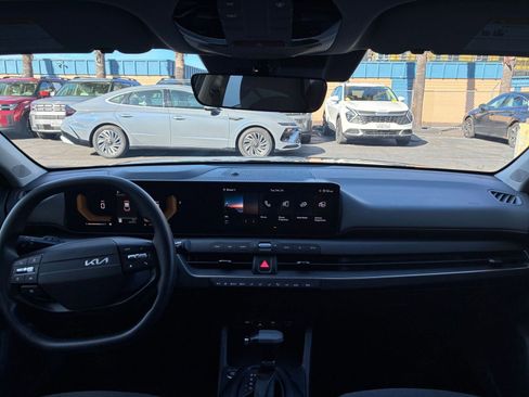 Used 2025 Kia K4 LXS image 32