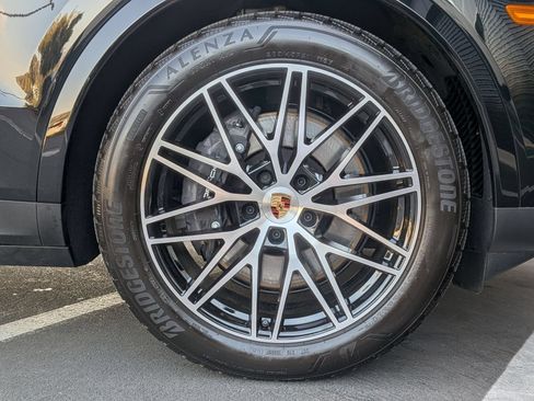 Certified 2025 Porsche Cayenne AWD/4WD image 12