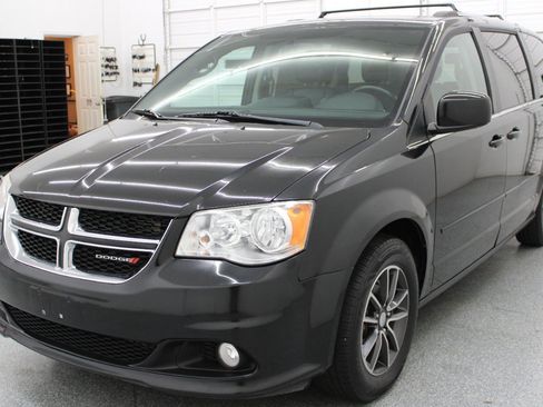 Used 2016 Dodge Grand Caravan SXT FWD image 3