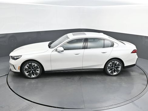 New 2027 BMW 530i RWD image 35